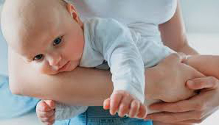 Nếu lo lắng vấn đề đầu bẹt, mẹ nên thay đổi tư thế đầu khi trẻ ngủ. Khi trẻ thức, nên tận dụng thời gian chơi các trò nằm sấp. Vừa củng cố sự phát triển xương đầu cổ, vừa giúp trẻ tăng cường giao tiếp xã hội.