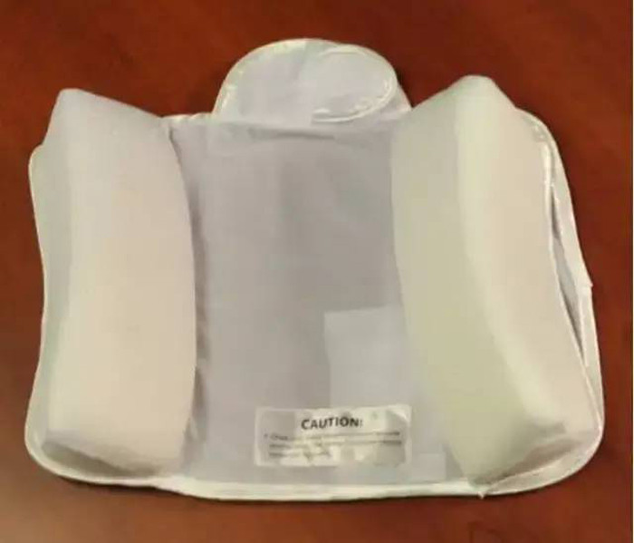 Gối định hình đầu. Năm 2010, Cơ quan Quản lý Thực Phẩm và Dược phẩm Mỹ (FDA) khuyến cáo nên cẩn trọng khi sử dụng các thiết bị cố định đầu cho trẻ sơ sinh. Tốt hơn, mẹ nên để con nằm trên giường trống để giảm nguy cơ SIDS.