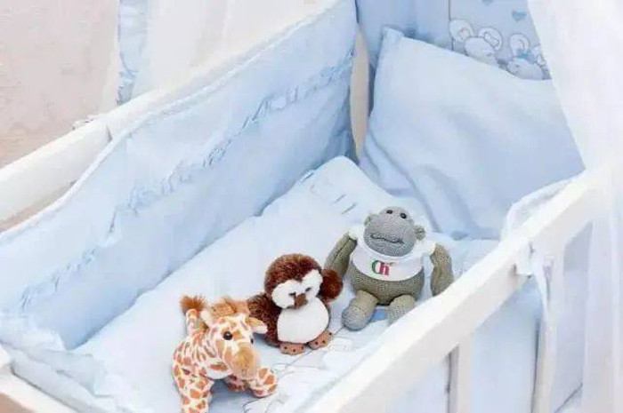 Nôi. Nhiều phụ huynh mua nôi cho trẻ bởi nó có chức năng giữ ấm, tránh trẻ ngã mạnh khi lăn ra khỏi giường. Tuy nhiên, việc sử dụng nôi không được khuyến khích bởi nó khiến trẻ dễ bị mắc kẹt trong các khoảng trống giữa đáy và thành nôi. Ở lâu trong không gian hẹp cũng làm giảm lượng oxy.