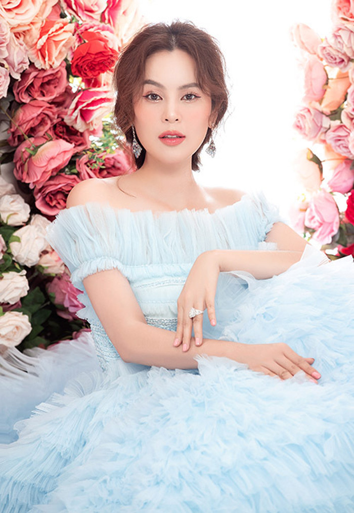Đáp lại bình luận kém duyên “ngực chảy xệ mà cũng khoe”, hoa hậu Phương Lê chia sẻ: “Tôi tự hào về bộ ngực vì nhờ đó mà tôi nuôi ba con tôi khôn lớn, nó đánh dấu chặng đường làm mẹ vất vả và đầy hạnh phúc”.