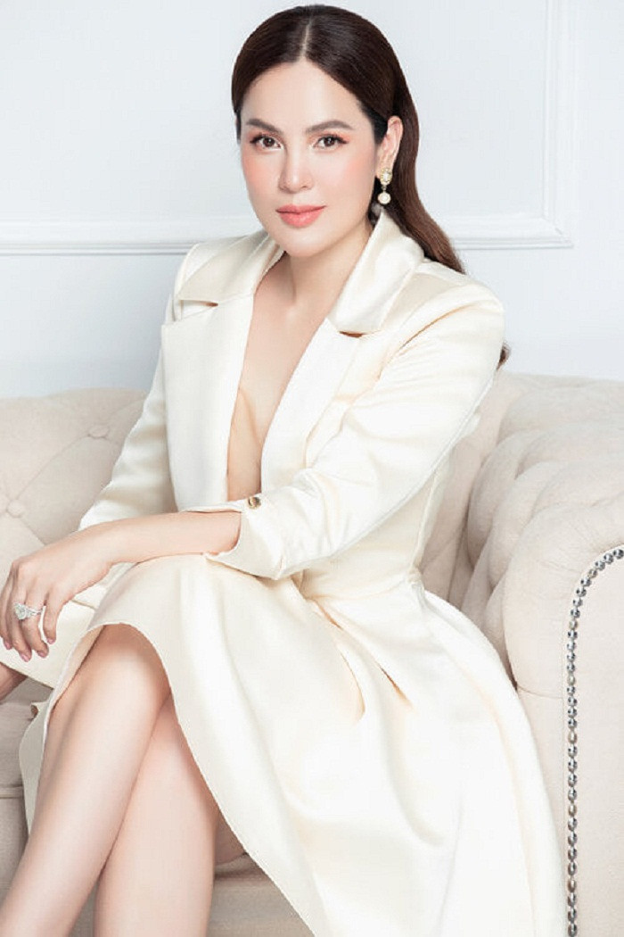 Không quá cầu kỳ, những thiết kế từ chất liệu tuýt và form dáng chuẩn của các thương hiệu quốc tế giúp Phương Lê tự tin hơn khi xuất hiện trong vai trò một nữ doanh nhân. Ảnh - FBNV.