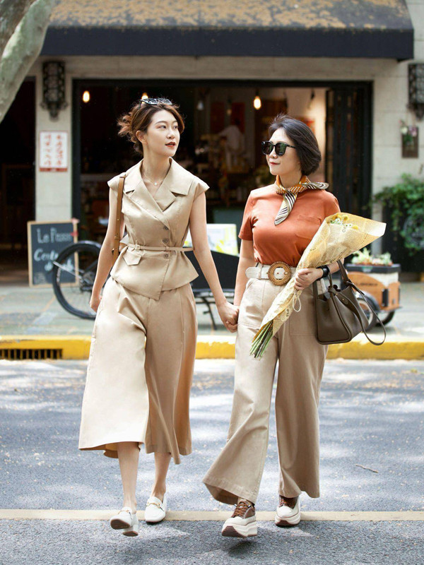 Quần ống rộng, lưng cao, ôm sát mông chỉnh dáng chân. Khi mặc lên người, kiểu quần này giúp che khuyết điểm đôi chân “cột đình”, tạo nếp khiến chân trông dài hơn. Thiết kế ống rộng cũng góp phần đắc lực trong việc che khuyết điểm vóc dáng thấp bé cho người mặc. (Ảnh: Sohu)
