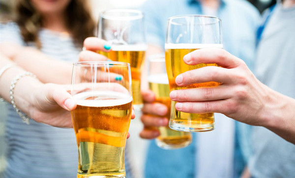 4. Đồ uống chứa cồn. Sau một ngày bận rộn, nhiều người thích uống một chút rượu vang hoặc đồ uống có cồn để thư giãn. Vậy nhưng, loại đồ uống này chứa chất acetaldehyde. Chất này từ lâu được xếp vào nhóm 1 chất gây ung thư. (Ảnh minh họa)