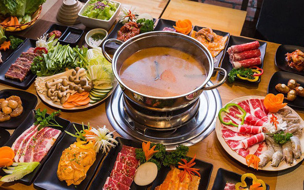 6. Lẩu. Tương tự đồ ngọt, lẩu không trực tiếp gây ung thư. Tuy nhiên, thường xuyên ăn lẩu quá nóng sẽ làm tổn thương thực quản, niêm mạc dạ dày, tăng nguy cơ mắc các bệnh ung thư. (Ảnh: Tiền Phong)