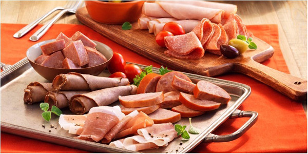 3. Thịt chế biến. Cơ quan Nghiên cứu Ung thư Quốc tế xếp loại, thịt chế biến là chất gây ung thư loại 1. Thịt chế biến gồm giăm bông, thịt hun khói, tẩm ướp rồi sấy khô để tăng mùi vị, kéo dài thời gian bảo quản,... Chúng được đánh giá cao về hương vị, sự tiện lợi song không có lợi cho sức khỏe. (Ảnh minh họa)