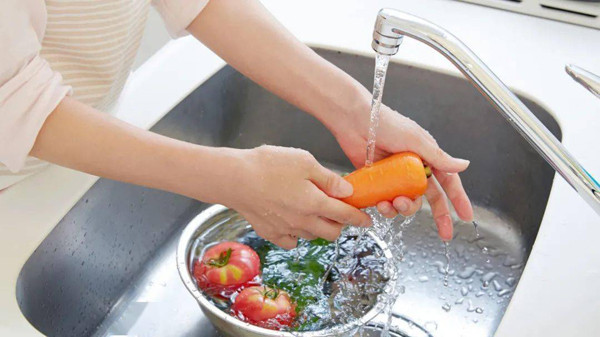 Quá trình canh tác, rau xanh và trái cây được bón phân, phun thuốc trừ sâu. Khi thu hoạch, thực phẩm có thể tồn đọng lượng nhỏ thuốc bảo vệ thực vật. Để khử độc, làm sạch bụi bẩn bám dính, nhiều người ngâm rau củ trong nước. Vậy nhưng, cách này có thể gây “ô nhiễm thứ cấp”, không làm sạch mà còn hòa tan một số chất gây hại, khiến rau ngấm hóa chất. (Ảnh: Sohu)