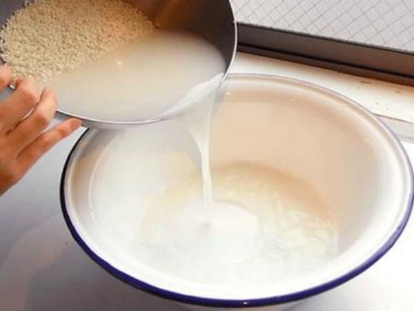 Ngoài ra, nước vo gạo có tính kiềm yếu. Tận dụng nước vo gạo để rửa rau quả cũng có tác dụng làm sạch rau củ an toàn. (Ảnh: Tạp chí Sức khỏe Cộng đồng)