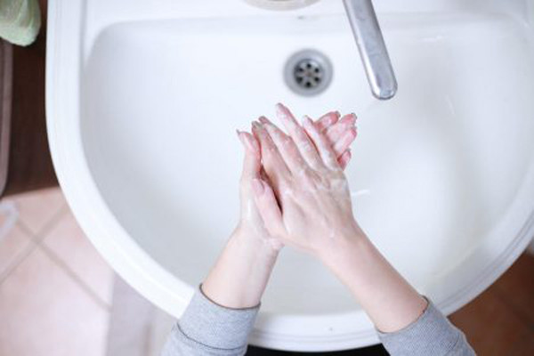 Chất tẩy rửa làm sạch phòng tắm. Phòng tắm là nơi ẩm thấp, vi khuẩn dễ sinh sôi phát triển. Để bảo vệ sức khỏe, chúng ta cần phải làm sạch thường xuyên. Quá trình thực hiện, bạn cần hết sức cẩn trọng bởi sản phẩm tẩy rửa phòng tắm thường chứa chất tẩy trắng, amoniac. (Ảnh: Oddee)