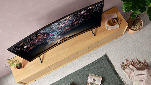 Nghiên cứu ghi nhận 17.0000 trường hợp trẻ phải nhập viện cấp cứu từ năm 1990-2011 do ti vi màn hình phẳng rơi vào người. Thay vì đặt ti vi trên bàn, bạn nên lắp giá treo ti vi vào tường để sử dụng an toàn hơn. (Ảnh minh họa)