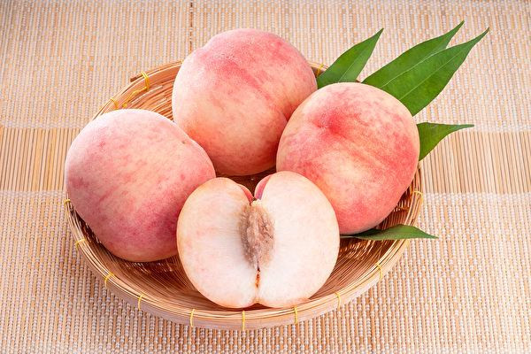 Đào có lợi cho sức khỏe song không thể ăn tùy tiện. Đặc biệt, 6 kiểu người này không nên ăn đào, bất chấp ăn nhiều có thể khiến cơ thể suy kiệt: (Ảnh minh họa)