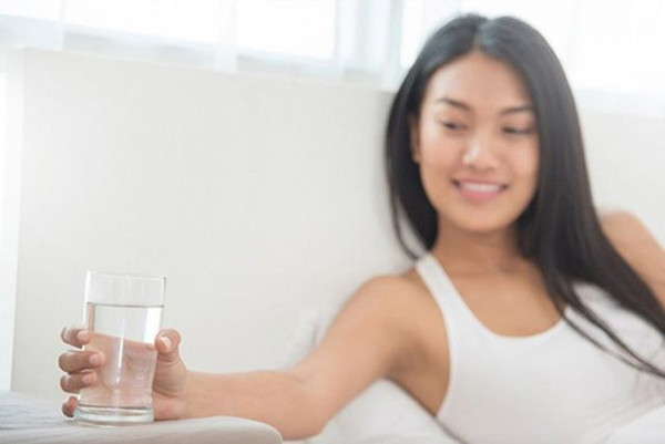 Có thể nói, uống nước trước hay sau khi đánh răng không ảnh hưởng nhiều. Bạn cần lưu ý cách uống nước phù hợp, nên uống thành từng ngụm nhỏ, nuốt chậm; uống nước ấm (nước nóng hoặc lạnh gây kích thích thực quản, đường tiêu hóa); uống nước lọc. (Ảnh minh họa)