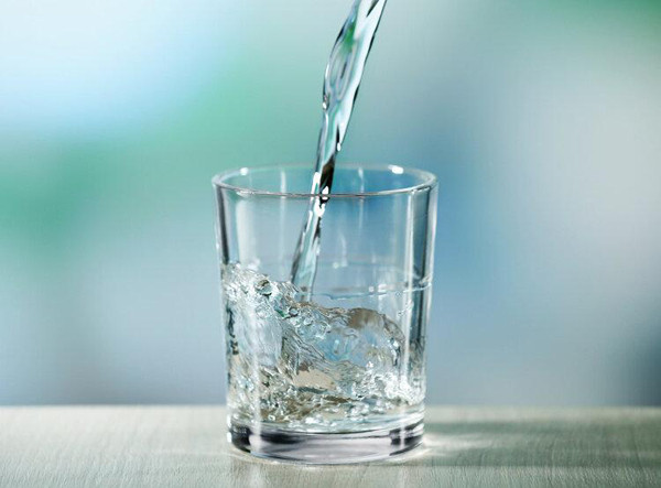 Về việc này, chú Qui cảm thấy không thuyết phục. Từ trước đến nay, chú đều uống nước trước khi đánh răng và không cảm thấy khó chịu. Băn khoăn một hồi, chú Qui quyết định hỏi chuyên gia và được giải thích cặn kẽ. (Ảnh: Wonderful Materia Medica)