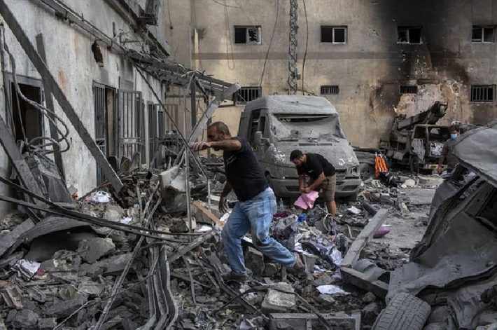 Ngày 16/10, Israel tấn công vào thành phố Nabatiyeh, cách thủ đô Beirut của Lebanon 75 km về phía nam, khiến 16 dân thường thiệt mạng và 52 người khác bị thương. Thị trưởng Nabatiyeh Ahmed Khair và 5 thành viên hội đồng thành phố cũng thiệt mạng. Ảnh: Anadolu.