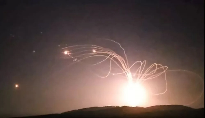 Ngoài việc phục kích Quân đội Israel, Hezbollah còn sử dụng tên lửa, rocket tấn công đất liền Israel trên diện rộng, đốt cháy ngọn lửa chiến tranh ở Israel. Vào ngày 16/10, Hezbollah ném bom thành phố Safed phía bắc Israel bằng tên lửa - đây là lần thứ ba Hezbollah ném bom thành phố này trong vòng 24 giờ. Ảnh: Al Mayadeen.