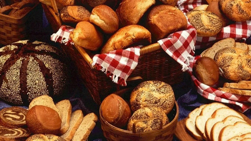Thay vì cắt toàn bộ carbs, bạn nên chọn loại carbs nhiều chất xơ như bánh mì nguyên hạt, lúa mạch, quinoa và các loại đậu. Một điều bất ngờ là, bạn càng cắt giảm carbs thì cơ thể càng muốn chúng nhiều hơn.