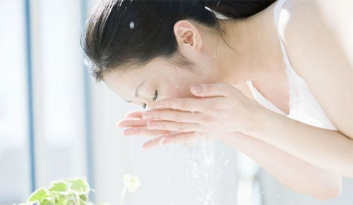 Bên cạnh đó, tư thế cúi cũng ảnh hưởng đến cơ và tuần hoàn máu, khiến tình trạng đột tử rất dễ diễn ra. Để an toàn, bạn nên dùng nước ấm để vệ sinh cơ thể. Thao tác từ từ để cơ thể làm quen với nhiệt độ nước.