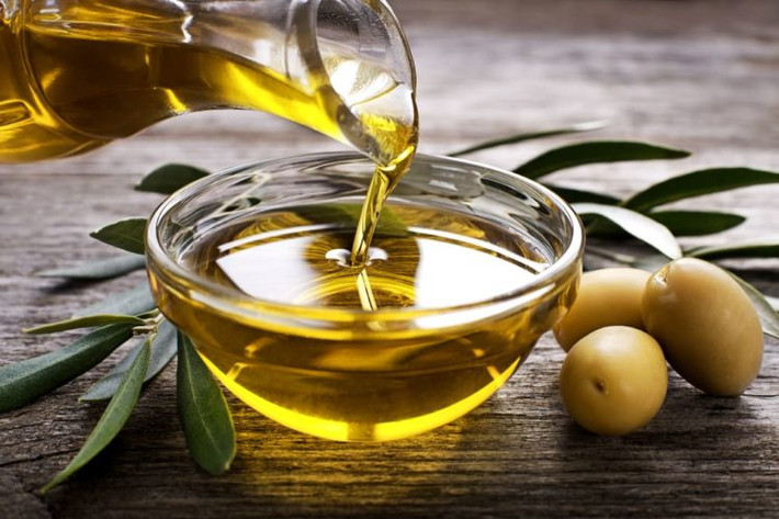 Dầu ô liu đã được chứng minh là có tác dụng giảm viêm và có thể liên quan đến nguy cơ viêm khớp thấp hơn. Ảnh: hellobacsi.