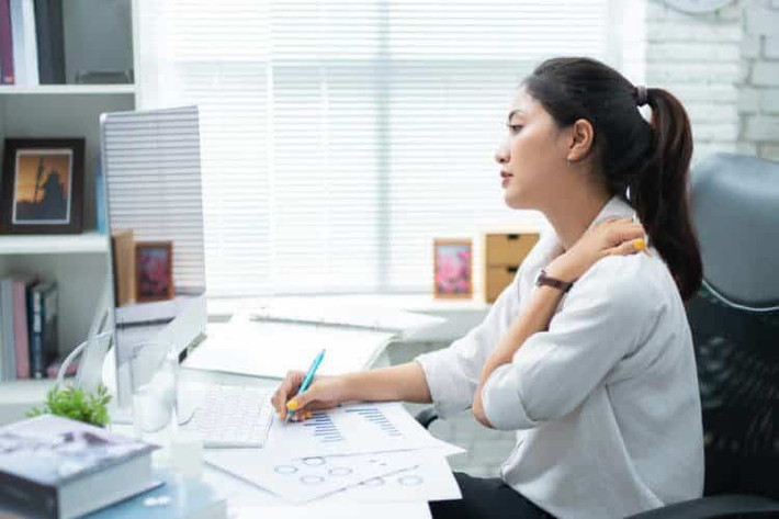 Ngoài việc luyện tập, bạn có thể làm giảm tình trạng đau mỏi vai gáy bằng máy massage vai lưng gáy. Ảnh: hellobacsi.