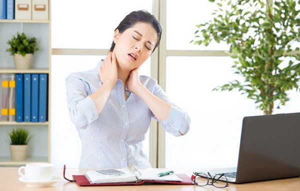 Để làm dịu cơn đau vai gáy tức thì, bạn có thể chườm đá lạnh trong vòng 15 phút mỗi giờ sẽ thấy cơn đau giảm rõ rệt. Ảnh: cih.