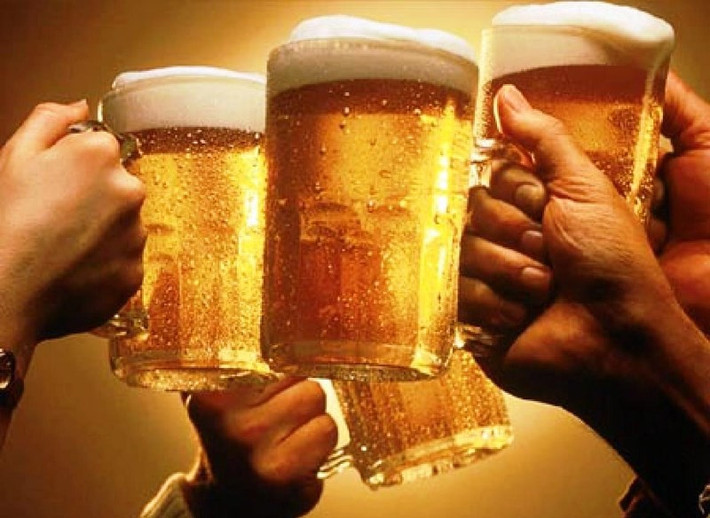 Rượu bia và các chất kích thích, đồ ăn nhanh và thực phẩm giàu đạm cũng nên được loại bỏ khỏi chế độ ăn uống của người bị thoát vị đĩa đệm. Ảnh: cachtrehoada.