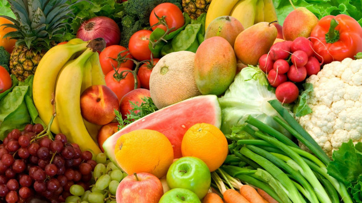 Những thực phẩm dồi dào chất xơ mà bệnh thoát vị đĩa đệm nên ăn đó là tôm, cá cua, cà chua, các loại trái cây, rau củ…Ảnh: vietrap.
