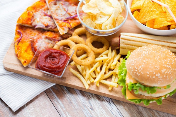 Đồng thời, người bị thoát vị đĩa đệm nên hạn chế những thực phẩm có thể ảnh hưởng xấu đến cấu trúc cột sống và cấu tạo xương khớp như thực phẩm chứa nhiều dầu mỡ và đường, thực phẩm giàu axit béo omega 6. Ảnh: hanoitv.