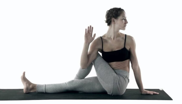 Tư thế vặn mình cũng rất tốt cho lưng của bạn. Ảnh: yogalovers.