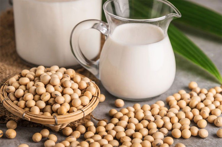 Nghiên cứu cho thấy sữa đậu nành có chứa isiflavone làm giảm nồng độ tinh trùng ở nam giới, ảnh hưởng đến khả năng cường dương ở nam giới. Ảnh: khoahocdoisong.