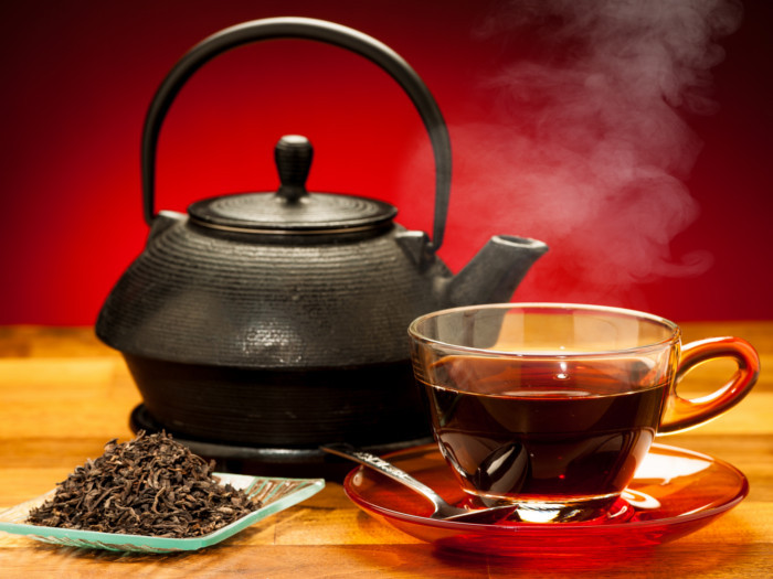 Trà đen chứa flavonoid, có lợi cho sức khỏe tim mạch. Các nghiên cứu đã phát hiện ra rằng thường xuyên uống trà đen có thể giúp giảm nguy cơ mắc bệnh tim. Ảnh: organicfacts.