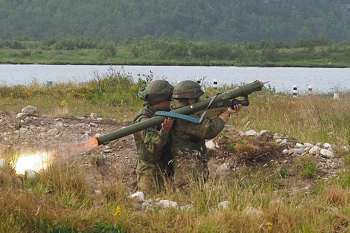 TASS dẫn nguồn phòng báo chí Quân khu Trung tâm cho hay, các binh sĩ Quân đội Nga trang bị tên lửa Igla-S đã đẩy lùi một cuộc tấn công bằng tên lửa hành trình của kẻ thù nổi tiếng vào trận địa tên lửa phòng không Buk-M2 trong cuộc diễn tập ở miền Nam vùng Astrakhan. Nguồn ảnh: Wikipedia