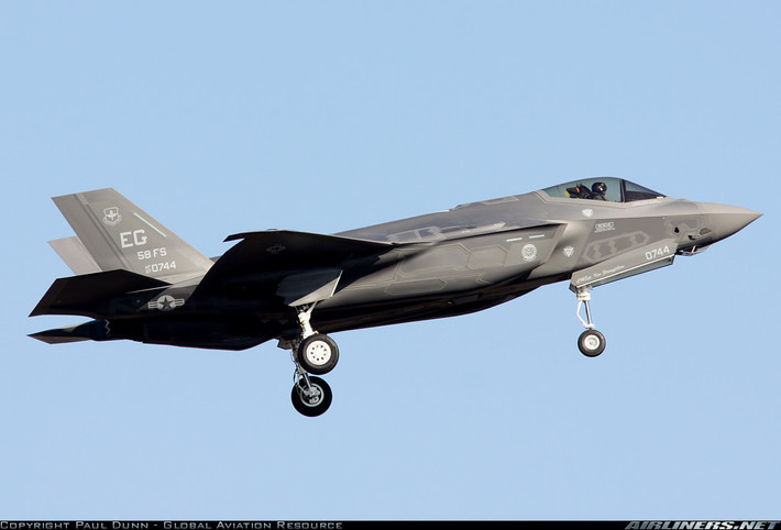 Ví dụ, trong quá trình thử nghiệm, máy bay F-35 đã xuất hiện những lỗi trong thiết kế như nhiều vết nứt vỡ trên máy bay mà lẽ ra không thể có với lượng thời gian bay chỉ mới bằng 1/10 thời gian dự tính khiến việc bảo dưỡng tốn nhiều tiền hơn dự tính. Các lỗi chính khác của dòng F-35 còn là hệ thống mũ bay nửa triệu USD hoạt động tồi tệ, hệ thống bơm nhiên liệu để sót dầu trên bề mặt, hệ thống điện dự phòng không đáng tin cậy. Nguồn ảnh: Airliners.net
