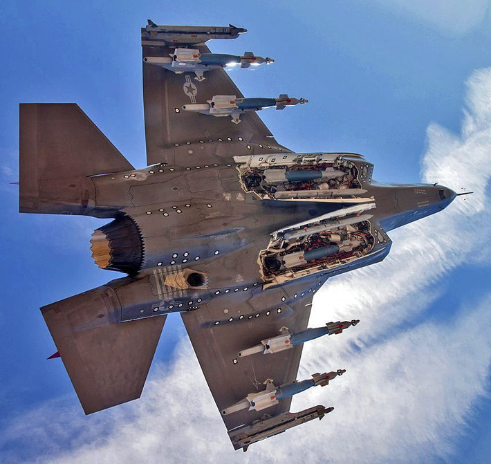 Chính giới chức Mỹ còn cho rằng, trong không chiến nó có thể bị MiG-21 hạ vì F-35 không có đủ sự cơ động (vận tốc tối đa của F-35 chỉ là Mach 1,6), còn về việc hỗ trợ mặt đất thì loại máy bay này cũng không tốt do nó không thể giảm tốc độ xuống mức cần thiết cho việc phát hiện mục tiêu, còn về chức năng ném bom thì là tệ vì để giữ tàng hình nên máy bay chỉ có thể mang rất ít bom cho chức năng này, và ngay cả khả năng tàng hình cũng làm không nên thân. Nguồn ảnh: Wikipedia