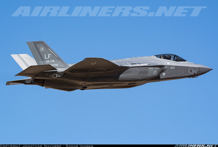 Dù được phát triển làm ba phiên bản độc lập, tuy nhiên dòng F-35 nhìn chung vẫn có thành phần thiết bị tương đương nhau. Do đó, khi mắc lỗi tất cả đều bị ảnh hưởng như nhau và Lockheed Martin đã tiêu tốn ngân sách “kinh hoàng” 1,5 nghìn tỷ USD chỉ để sửa lỗi và cố gắng đưa nó vào trang bị càng sớm càng tốt. Nguồn ảnh: Airliners.net