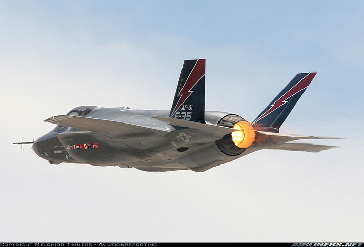 Trong đó phiên bản F-35A dự định trang bị không quân Mỹ và các nước đồng minh Mỹ là mẫu nhỏ và nhẹ nhất, trang bị khẩu pháo GAU-12/U 25mm trong thân. Nó được đánh giá tương đương với F-16 về cơ động, nhưng vượt trội khả năng tàng hình, tải trọng, tầm bay, hệ thống điện tử. Nguồn ảnh: Airliners.net