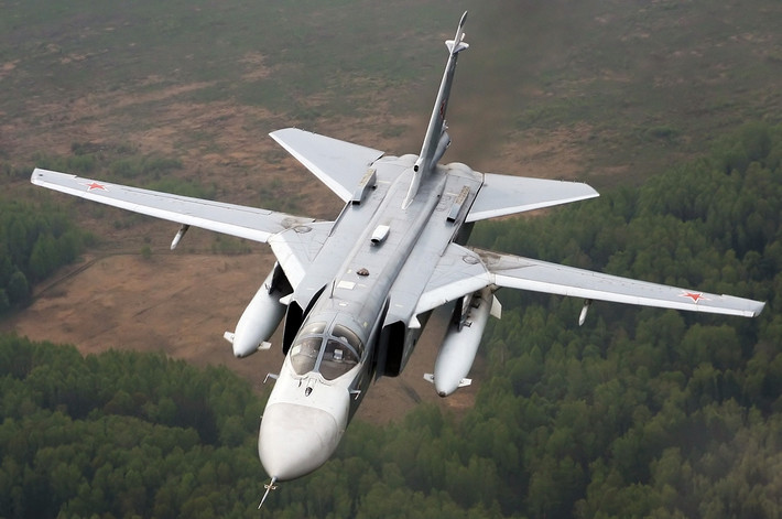 Mặc dù Su-24M hiện được cho là cần phải thay thế, tuy nhiên loại máy bay trong các cuộc tấn công tầm thấp vẫn rất hữu hiệu nhờ cặp “cánh cụp cánh xòe” độc đáo cho phép nó đột kích các mạng lưới phòng không ở độ cao thấp cùng tốc độ lớn. Nguồn ảnh: almasdarnews