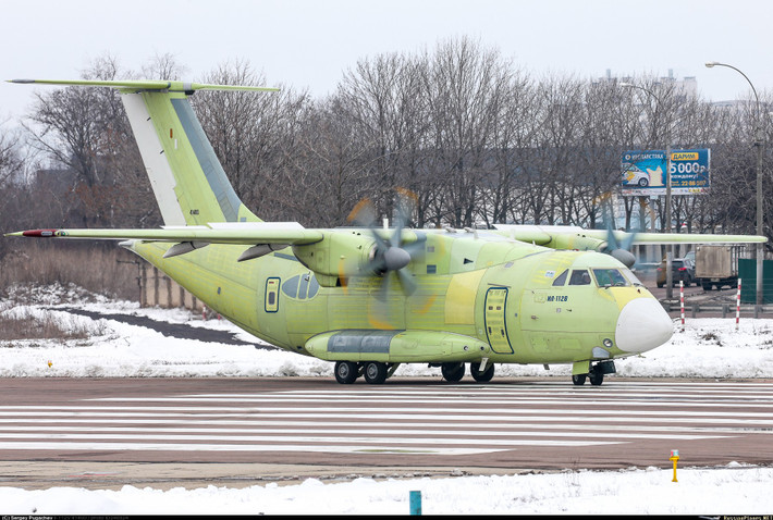 Dự án Il-112V được khởi động năm 2004 sau khi Ilyushin giành chiến thắng trong cuộc thi phát triển máy bay hạng nhẹ thay thế cho An-24 và An-26. Dự kiến, chuyến bay đầu tiên sẽ được thực hiện vào năm 2006 nhưng sau đó liên tục bị trì hoãn vì thiếu tài liệu, nhân sự và kỹ thuật. Nguồn ảnh: Russian Planes
