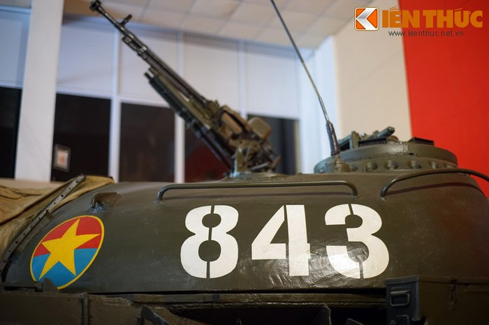 Điểm nâng cấp cải tiến chủ yếu của T-54B so với đời trước là việc nó được trang bị khẩu pháo mới D-10T2S 100mm tích hợp hệ thống ổn định STP-2 Tsyklon cho phép xe tăng vừa di chuyển vừa bắn mục tiêu với độ chính xác tương đối.