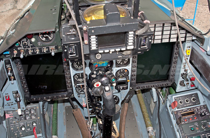 Buồng lái MiG-29SMT được hiện đại hóa với đặc điểm rõ nhất là xuất hiện của 2 màn hình màu LCD 6x8in hiển thị thông tin tình trạng bay, vũ khí… Nguồn ảnh: Airliners.net