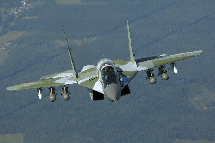 Đặc biệt, tải trọng vũ khí của MiG-29SMT đã tăng từ 3,5 tấn (biến thể đầu) lên tới 4,5 tấn với 7 giá treo (6 trên cánh và 1 dưới bụng thường lắp thùng dầu phụ). Nguồn ảnh: wallpaper