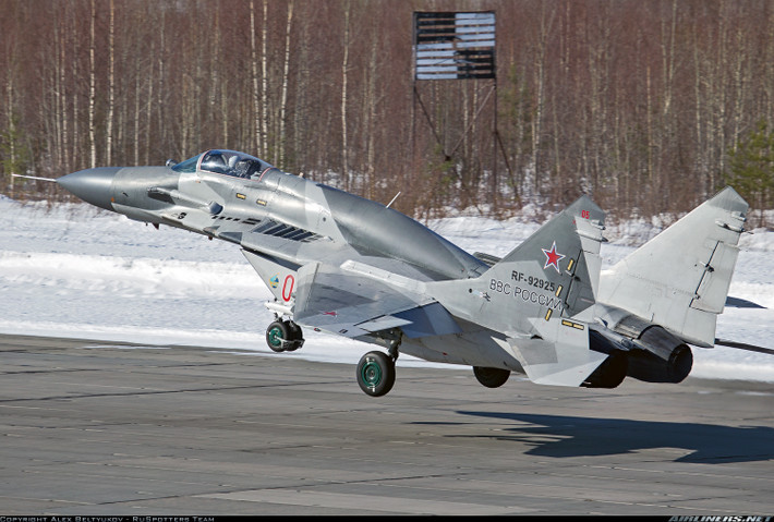 Được thiết kế dựa trên khung sườn cũ nên giải pháp tối ưu nhằm tăng tầm bay cho MiG-29SMT là việc nhà thiết kế đã lắp đặt thêm thùng nhiên liệu bổ sung trên lưng máy bay – nhìn giống như “lưng gù”. Việc này giúp máy bay đạt phạm vi hoạt động tới 2.100km chỉ với nhiên liệu bên trong. Nguồn ảnh: Airliners.net