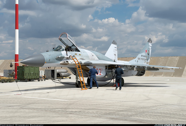 MiG-29SMT đã khắc phục được một loạt nhược điểm của thế hệ đầu MiG-29 gồm: tầm bay (xa hơn), tải trọng vũ khí (lớn hơn) và khả năng mang vũ khí thông minh cho phép thực hiện nhiều nhiệm vụ một cách hiệu quả nhất. Nguồn ảnh: Airliners.net