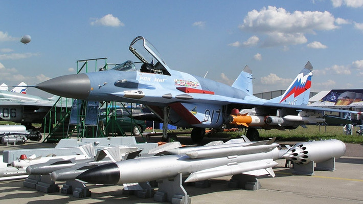 Việc nâng cấp ở hệ thống điện tử đem lại cho MiG-29SMT khả năng mang vác hầu hết vũ khí chính xác cao của nước Nga. Khác với thế hệ trước, MiG-29SMT giờ đây có thể mang tên lửa đối không tầm trung - xa dẫn đường bằng radar chủ động R-77, tên lửa không đối đất Kh-29T/TE, tên lửa chống tàu siêu thanh Kh-31A, tên lửa chống radar Kh-31P và các loại bom có điều khiển. Nguồn ảnh: Wikipedia