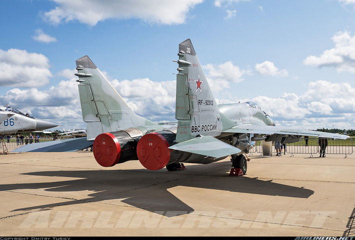 Về "trái tim" của đôi cánh chiến thắng, MiG-29SMT vẫn xuất hiện với loại động cơ xả khói đen mù mịt nhưng có sức mạnh khác hẳn thế hệ trước. Hiện nó được lắp cặp động cơ turbofan RD-33 series 3 có thời gian sử dụng tăng thêm 2.000 giờ so với nguyên bản, đặc biệt là tích hợp vòi phun có thể chỉnh hướng. Nguồn ảnh: Airliners.net