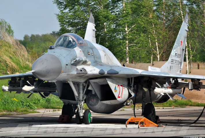 Thật vậy, máy bay MiG-29SMT là gói nâng cấp lớn dành cho thế hệ đời đầu MiG-29 được phát triển từ giữa những năm 2000 có sử dụng một số công nghệ của biến thể MiG-29M (hay còn gọi là MiG-33) được phát triển từ giữa những năm 1980 tới 1990. Nguồn ảnh: Airliners.net