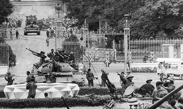 Đáng lưu ý, trong số các xe tăng T-54 được ta huy động cho chiến dịch giải phóng miền Nam thì gồm cả hai phiên bản T-54A và T-54B. Trong đó, loại T-54B hiện đại hơn với pháo D-10T2G với hệ thống ổn định khi bắn STP-2 Tsyklon, đèn hồng ngoại L-2, kính ngắm pháo thủ TPN-1-22-11. Trong khi T-54A sử dụng khẩu D-10TG với hệ thống ổn định STP-1 Gorizont.... Nguồn ảnh: tư liệu