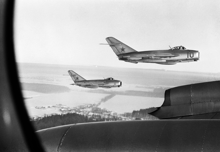Đó là những chiếc MiG-15UTI – phiên bản của tiêm kích đánh chặn MiG-15 huyền thoại Liên Xô trong chiến tranh Triều Tiên. Chúng ta từng có trong trang bị loại phi cơ này nhưng không sử dụng chúng để chiến đấu mà làm nhiệm vụ huấn luyện phi công lái MiG-17. Nguồn ảnh: Wikipedia