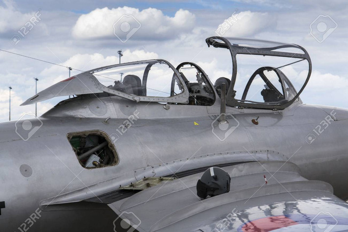 Cận cảnh cabin hai chỗ ngồi của MiG-15UTI mà phi công Việt Nam từng huấn luyện trên nó. Kết cấu trông khá đặc biệt, nắp mỗi buồng lái có hai kiểu mở khác nhau (một mở sang bên và một dạng trượt về sau). Nguồn ảnh: Wikipedia