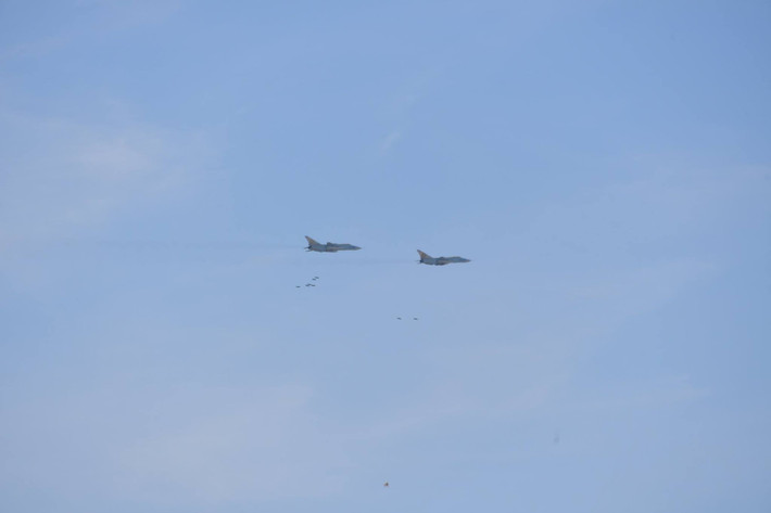 Trong ảnh biên đội máy bay ném bom Su-24 đang tiến hành không kích mục tiêu mặt đất. Nguồn ảnh: dambiev