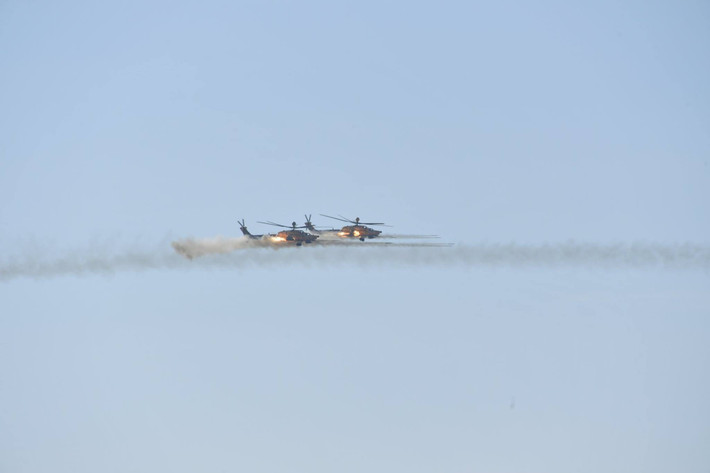 Trực thăng tấn công Mi-28 phóng rocket ồ ạt. Nguồn ảnh: dambiev