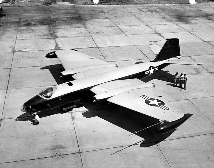 Canberra hay tên đầy đủ là English Electric Canberra là máy bay ném bom hạng trung động cơ phản lực thế hệ thứ nhất do hãng English Electric (Anh) phát triển sau chiến tranh thế giới thứ 2 cho mục đích ném bom tầm cao, tốc độ lớn. Đáng lưu ý, Mỹ cũng mua giấy phép sản xuất loại máy bay này với tên gọi là B-57. Nguồn ảnh: Wikipedia